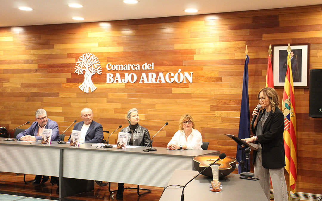 Presentación en Alcañiz de 'Me gustaría darte el mar', novela de Salvador Berlanga. / B. Severino