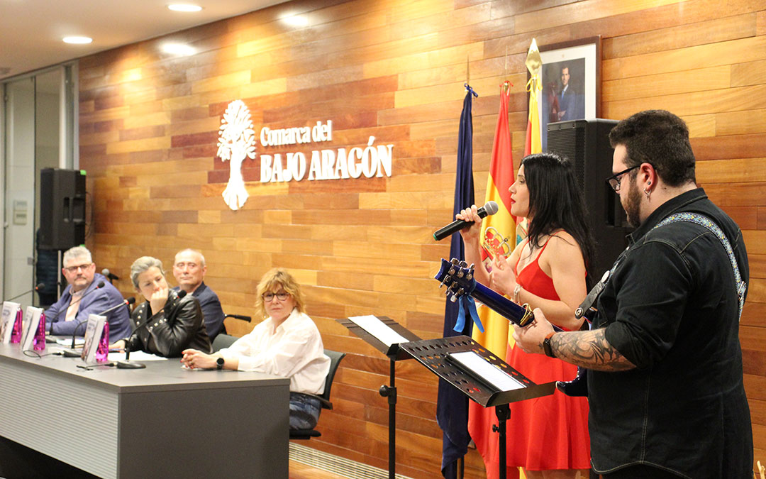Presentación en Alcañiz de 'Me gustaría darte el mar', novela de Salvador Berlanga. / B. Severino