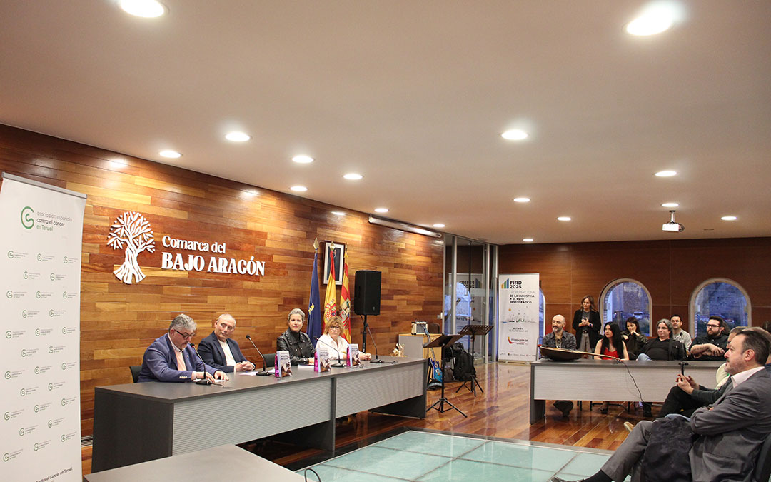 Presentación en Alcañiz de 'Me gustaría darte el mar', novela de Salvador Berlanga. / B. Severino