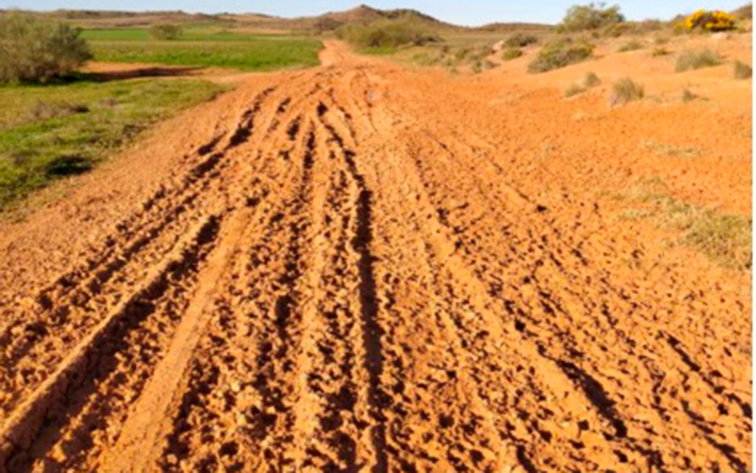 Estado en el que quedaron algunos caminos destrozados por la prueba del Raid AutoClassic Ciudad de Alcañiz de los pasados días 6, 7 y 8 de marzo. / Cedida