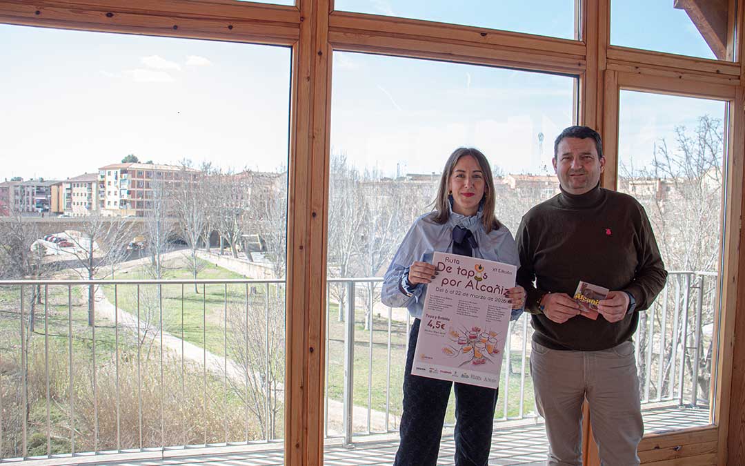 La organizadora Raquel García, y el alcalde Miguel Ángel Estevan, en la presentación de la ruta De Tapas por Alcañiz 2026 en el Molino. / B. Severino