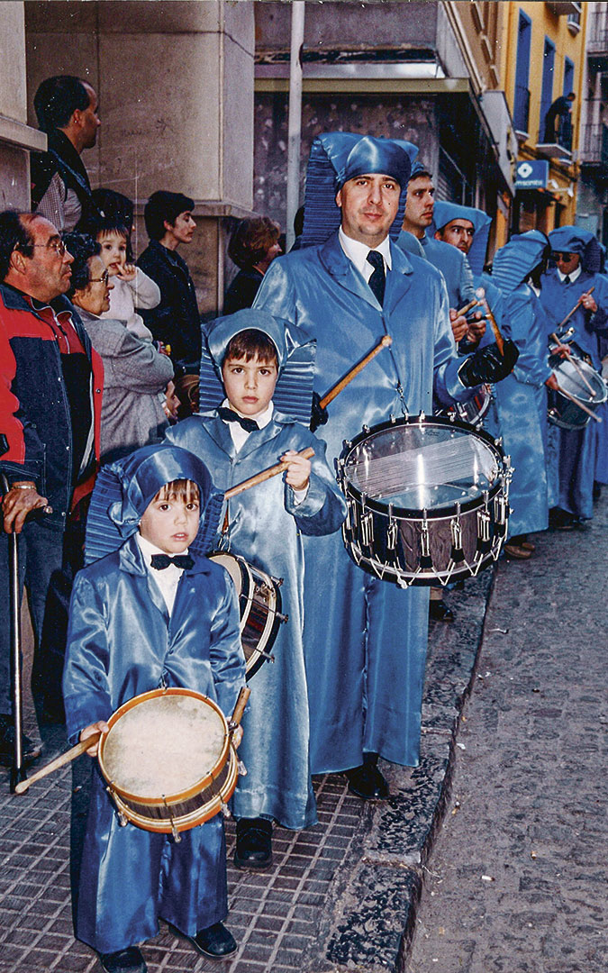 David y Miguel, junto a su padre, Vicente, en un Semana Santa. Supo trasmitirles a sus hijos su pasión por estos días grandes. / Archivo familiar