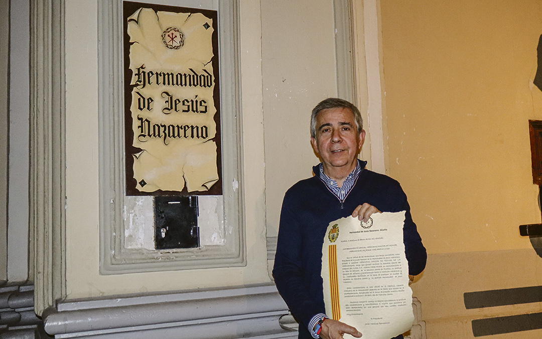 Vicente Mateo en la capilla de la Hermandad de Jesús Nazareno. Sostiene el distintivo que le otorgaron en el día del capítulo por su predisposición por Alcañiz y su hermandad, de la que su tío fue cofundador. / A.Z