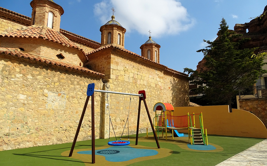 Estado del parque de la plaza de La Iglesia de Alcorisa, con nuevo columpio y suelo de caucho, entre otras mejoras implementadas. / Ayto. Alcorisa