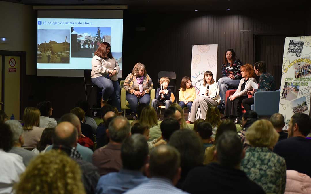 Encuentro intergeneracional en el 50 aniversario del colegio El Justicia de Aragón de Alcorisa./ Tomás Montero