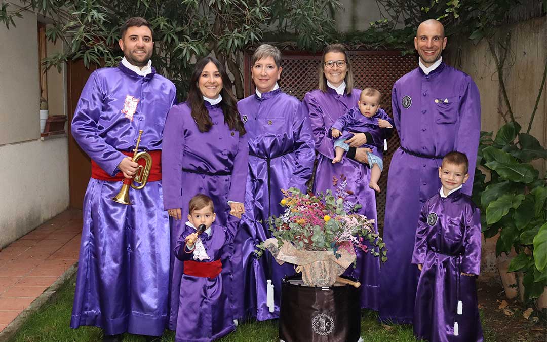 Pilar Guijarro posa junto a sus hijos: Luis, que aparece con su mujer Andrea Andrés y sus hijos Luis y María; y María Pilar, con su marido Mario Martín y su hijo, Luca. En la fotografía se ve en el centro un gran ramo de flores en recuerdo a Luis Palos, marido de Pilar y padre de familia / C. Ortiz
