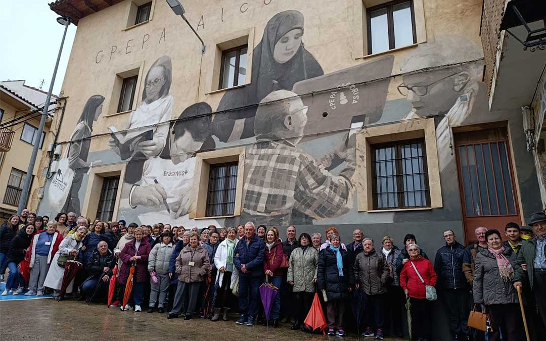 Intengrantes del CPEPA Alcorisa junto al nuevo mural realizado por Yasmina Oliveros./ Cedida