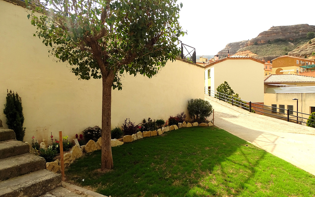 En el parque de la plaza de La Iglesia de Alcorisa se han acometido varias reformas, para que luzcan mejor los jardines, el vallado y el césped. / Ayto. Alcorisa