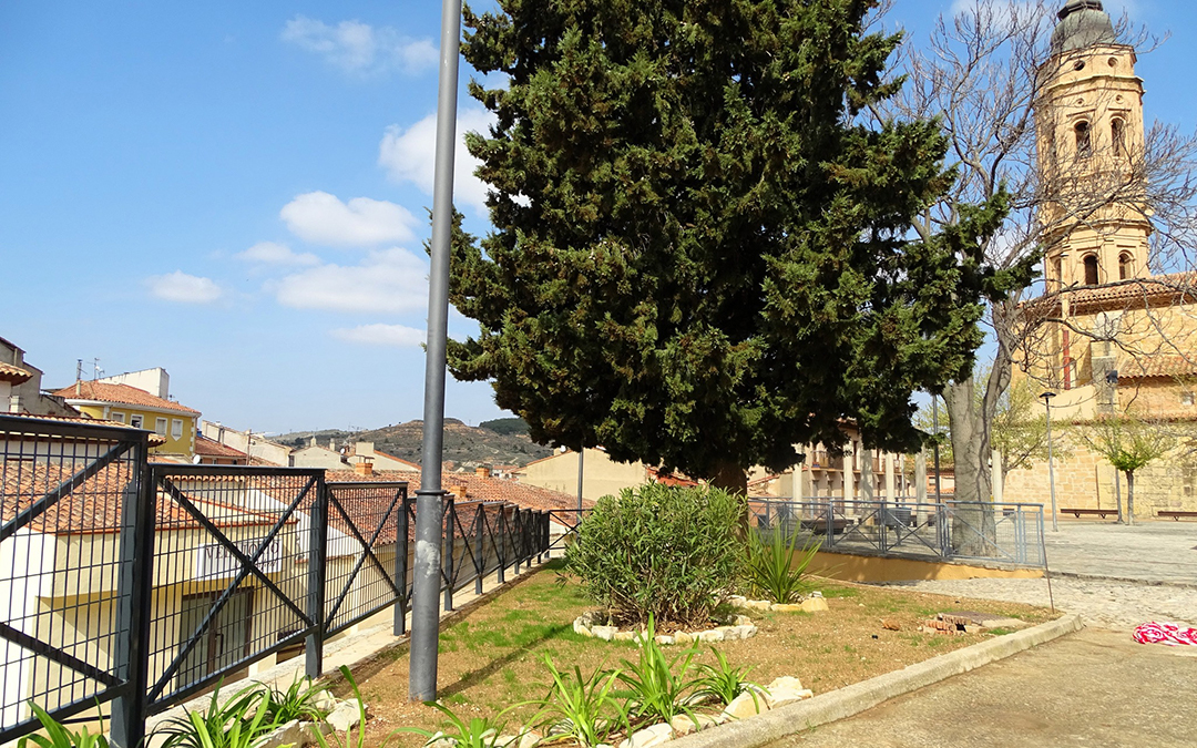 En el parque de la plaza de La Iglesia de Alcorisa se han acometido varias reformas, para que luzcan mejor los jardines, el vallado y el césped. / Ayto. Alcorisa