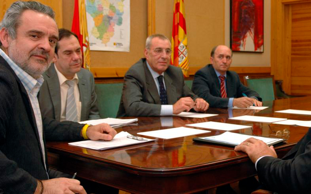 Reunión de Alfredo Boné (primero por la izquierda), siendo titular de Medio Ambiente, y sus cargos cercanos en la Consejería de la DGA, en septiembre de 2006. / DGA