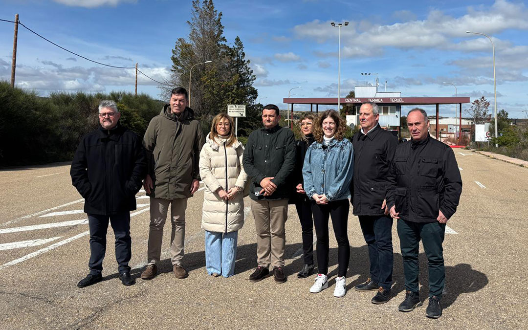 Los populares posan ante las puertas de la inexistente Central Térmica de Andorra. / S.C.