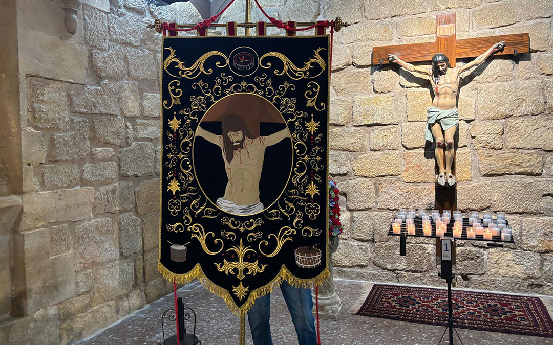 Instantes de la bendición del nuevo estandarte durante el Miércoles de Ceniza en Andorra. / S.C.