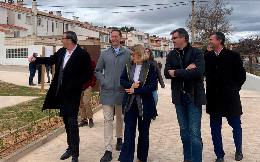 Imagen de archivo de la visita a Andorra de la directora del Instituto para la Transición Justa, Judith Carreras, junto al alcalde, Rafa Guía; el subdelegado de Gobierno en Teruel, Enrique Gómez; el actual alcalde de Ariño, Carlos Ros, y su predecesor, Joquín Noé / Sara Cubero