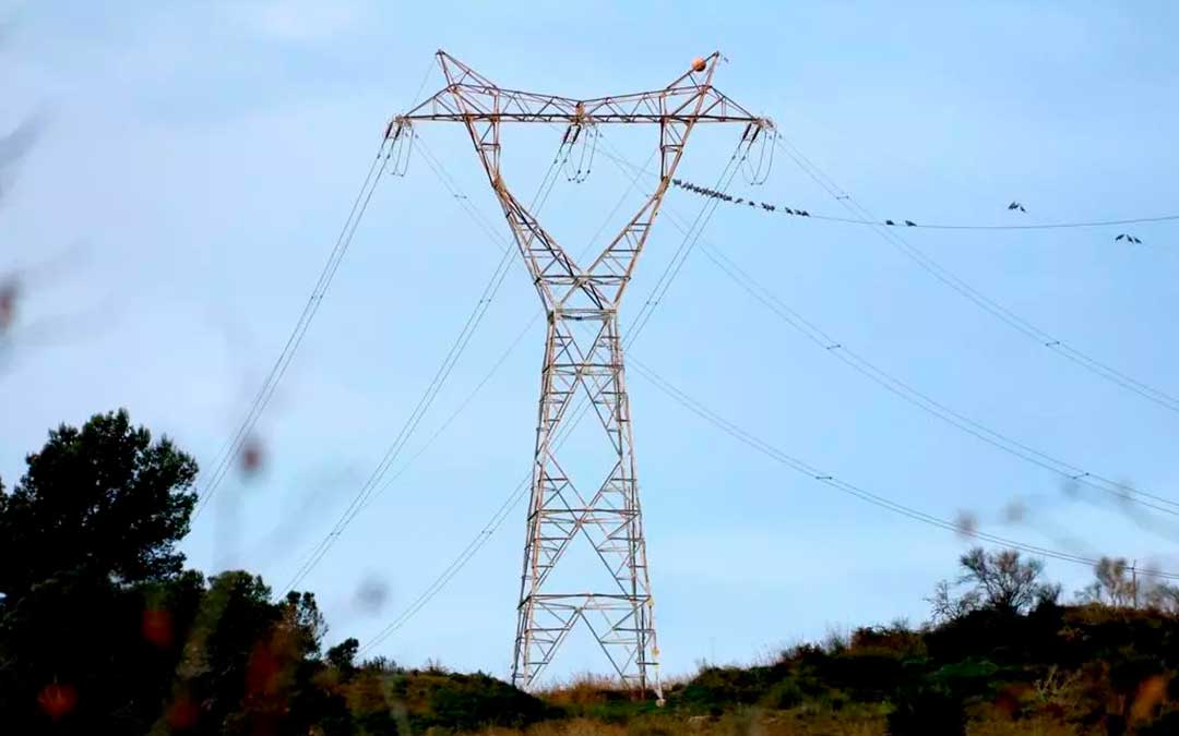 Una de las actuales torres de la MAT que se desmantelarán para construir una nueva / ACN