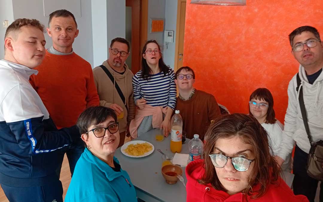 Foto de familia de los usuarios / Asociación Las Cañas de Alcañiz