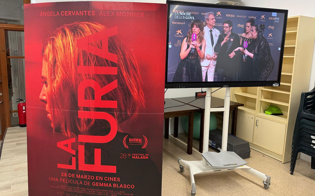Los vecinos de Torrevelilla quedaron para ver juntos los Goya y no se dejaron ningún detalle, tampoco el cartel de 'La Furia'. / Mariano Laviña