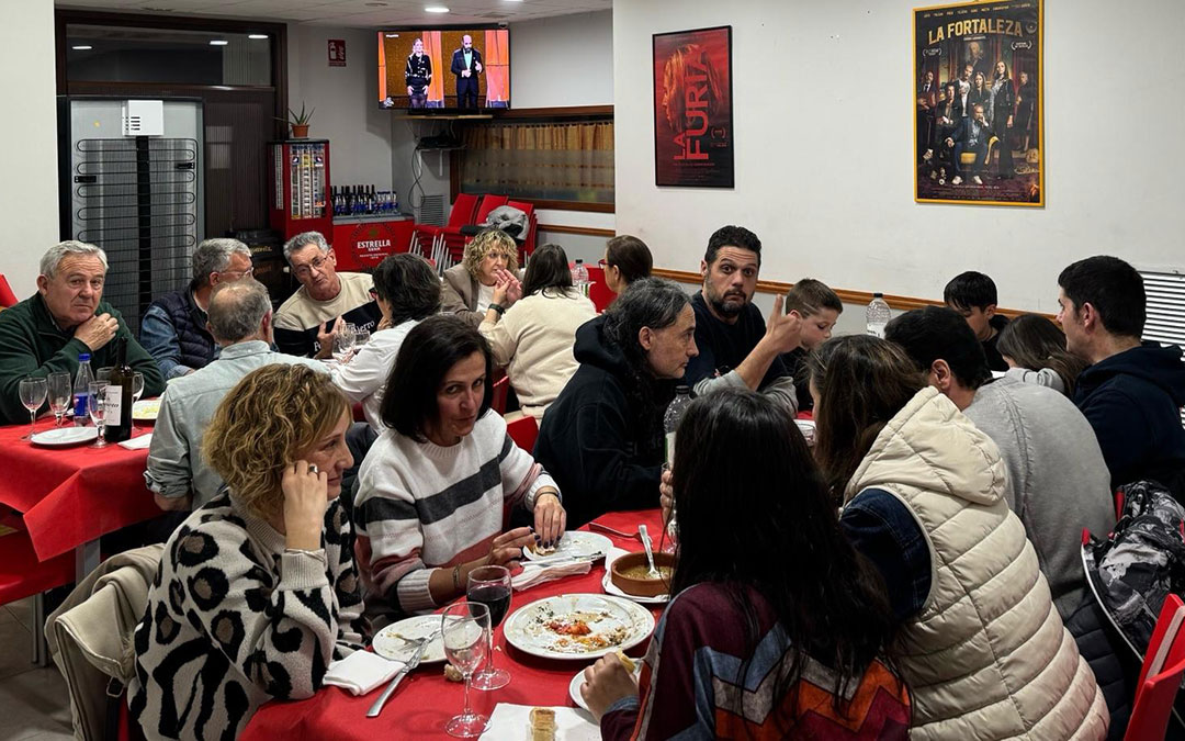 En Torrevelilla, la cita para ver los Premios Goya fue en el bar, donde se pudo cenar durante la gala. / Mariano Laviña