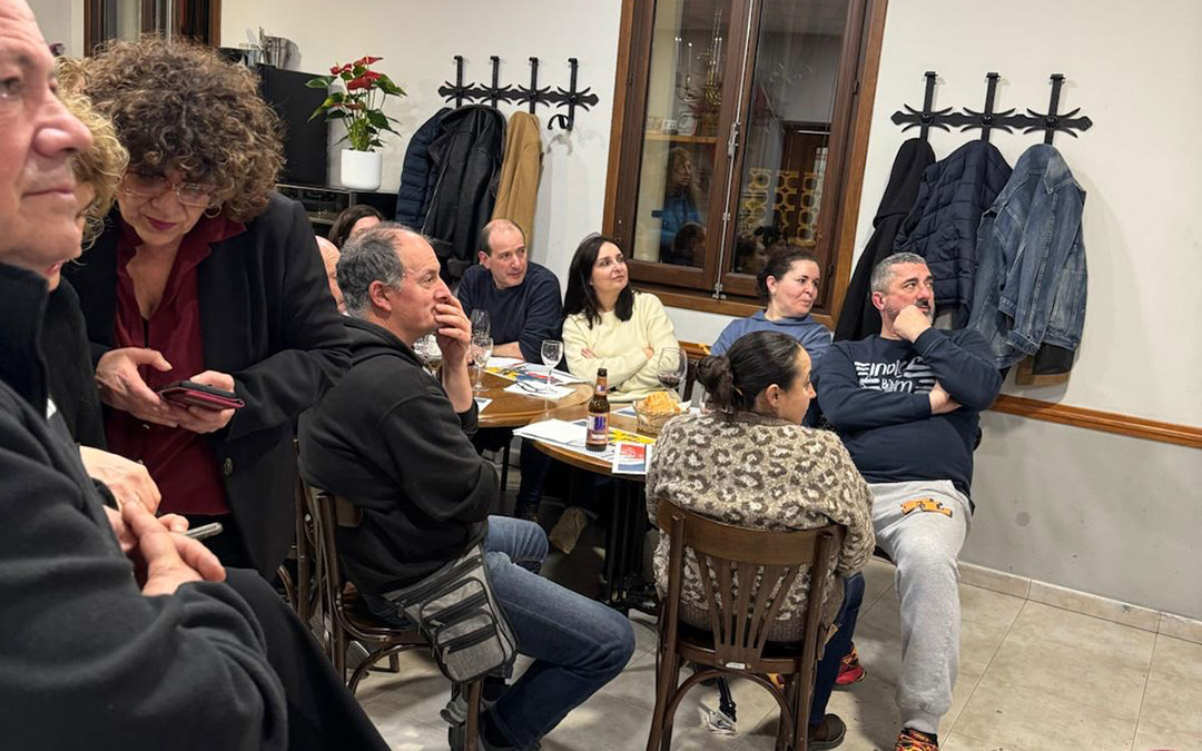 Atentos en Torrevelilla a los momentos de 'La Furia' en los Premios Goya y apoyar a Gemma Blasco. / Mariano Laviña
