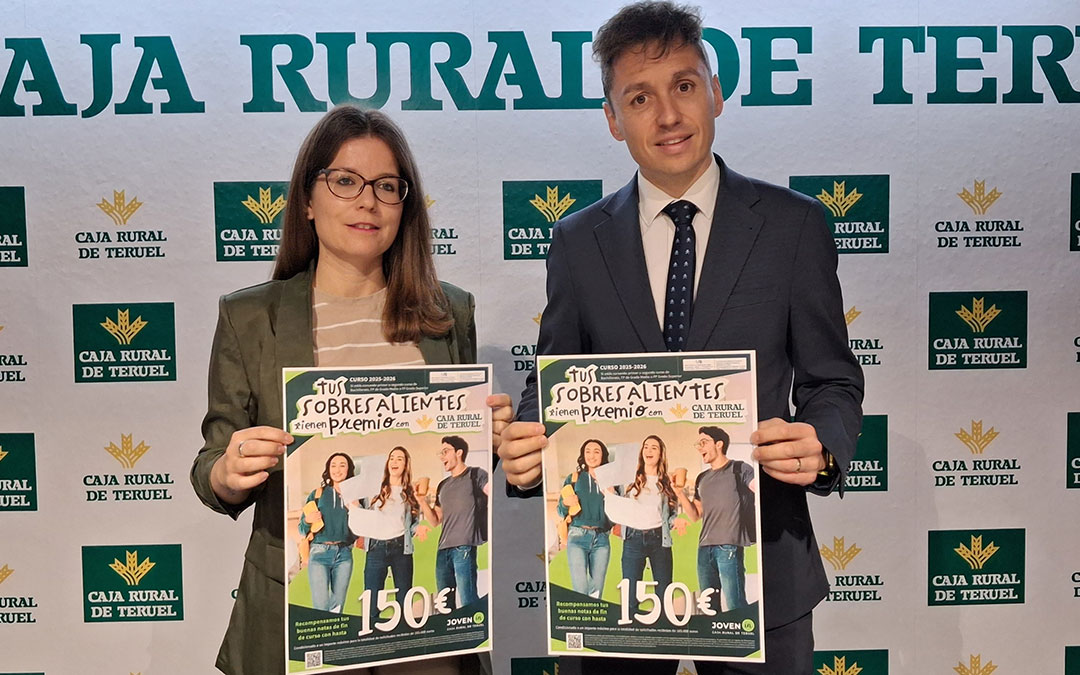 Sandra Martínez y Carlos García durante la presentación de la tercera edición de la campaña 'Tus sobresalientes tienen premio con Caja Rural de Teruel'. / C.R.T.