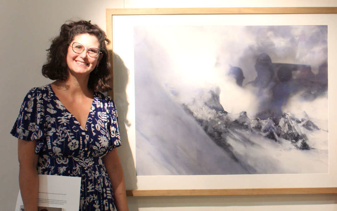 Eloísa Lombarte, con el cuadro ganador del I Certamen de Arte Contemporáneo 'José Lamiel' de Calanda. / B. Severino