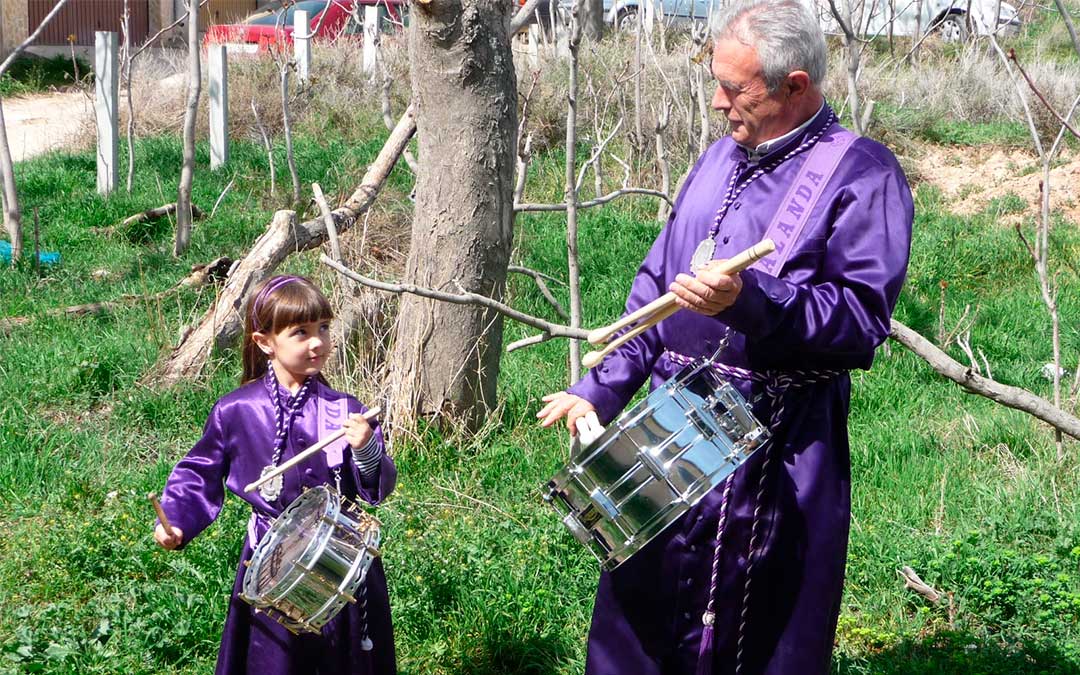 La familia ha estado ligada desde siempre a la cofradía del Cristo Crucificado, en la que el abuelo Joaquín se ha encargado durante años de enseñar a los pequeños a tocar el tambor / Archivo Familiar