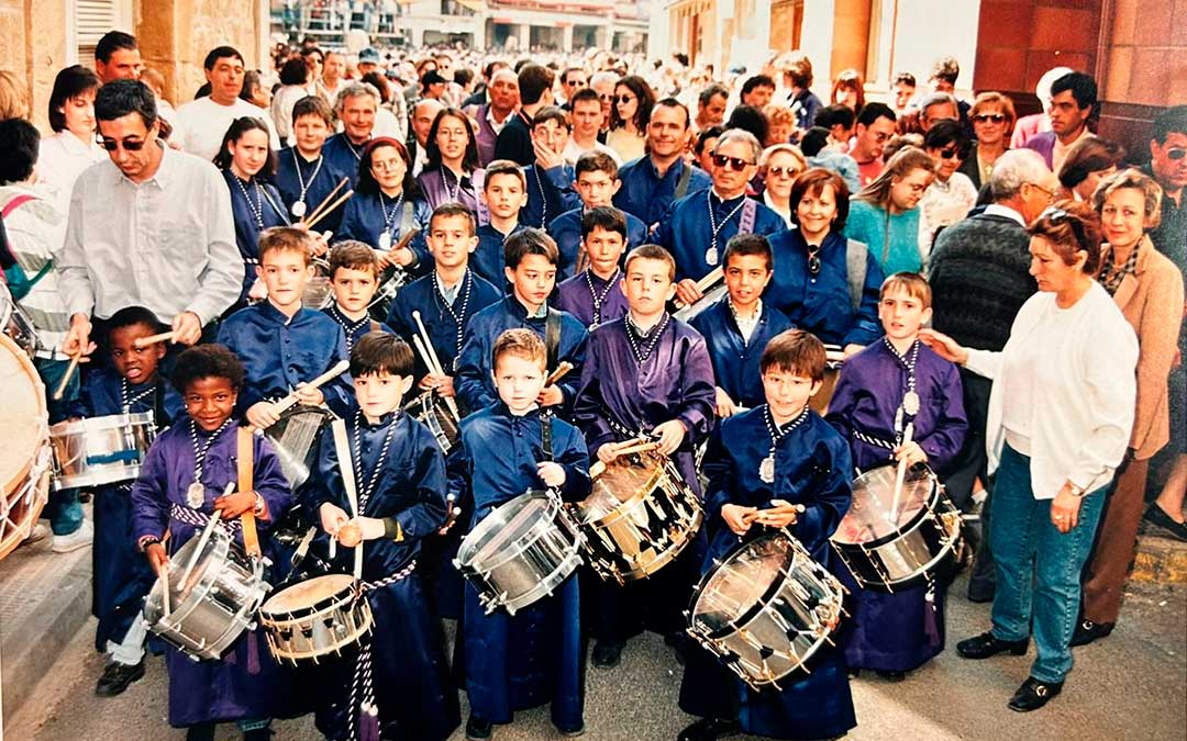 La familia ha estado ligada desde siempre a la cofradía del Cristo Crucificado, en la que el abuelo Joaquín se ha encargado durante años de enseñar a los pequeños a tocar el tambor / Archivo Familiar