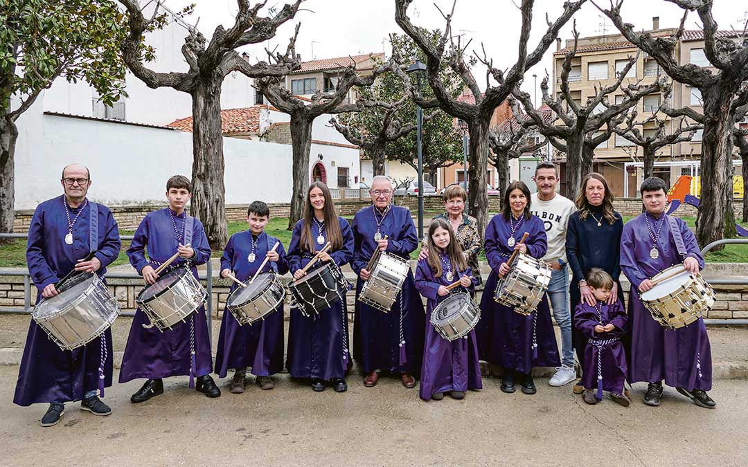 Joaquín Lahoz y Joaquina Leal posan con sus hijos y nietos: José Manuel y sus hijos Alejandro, Diego y José Manuel; María Pilar y su hija Sofía; y Joaquín, con su mujer Mayte Martínez y sus hijos Vera y Miguel / C. Ortiz