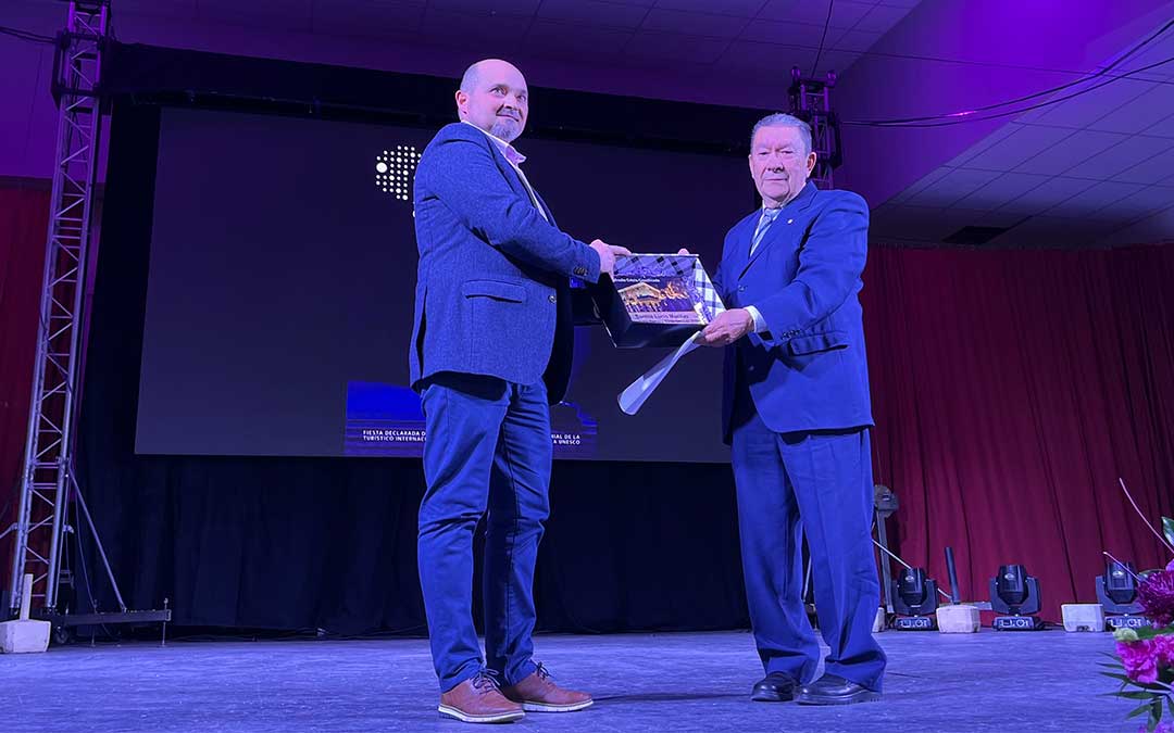 Entrega de un reconocimiento a Santos Lucio, pregonero de la Semana Santa 2026 / C. Ortiz