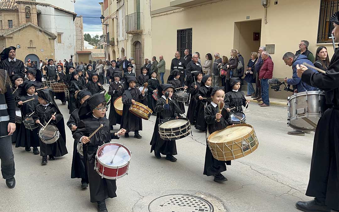 Escuela de tambor de Híjar en el desfile de las Jornadas de la Ruta que acogió Calanda en 2025. / Camila Ortiz Tomaselli