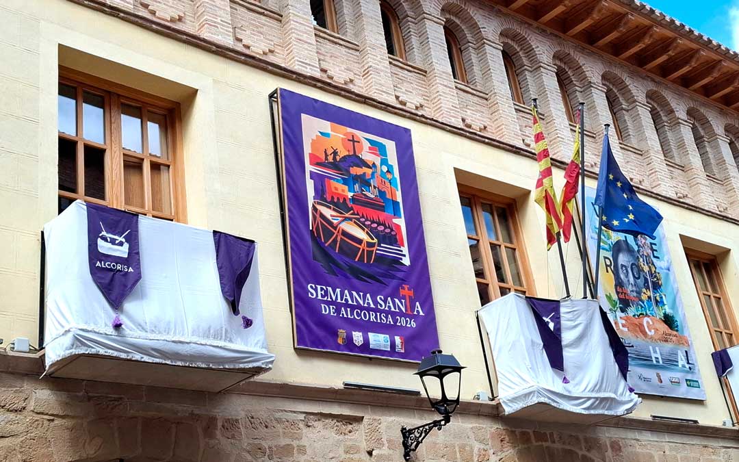 El cartel ya luce en la fachada del ayuntamiento de Alcorisa. / AYTO