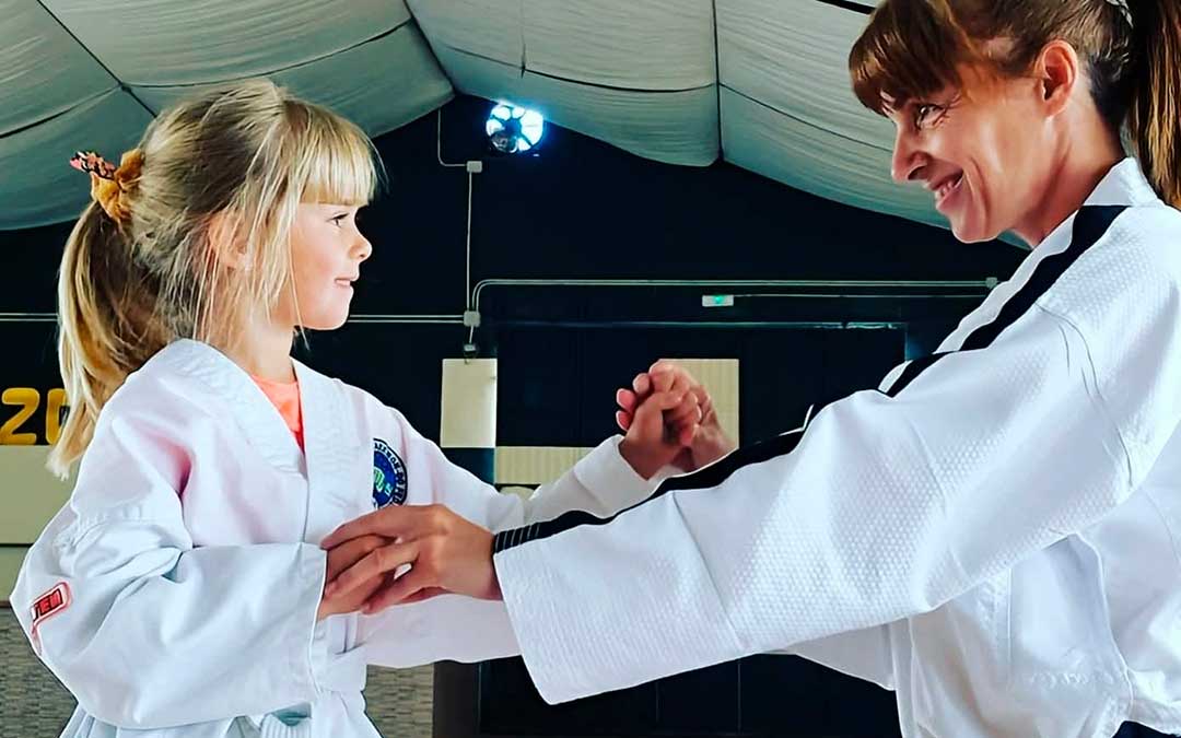 Esther Altabás con una alumna / Club Taekwondo Maestrazgo