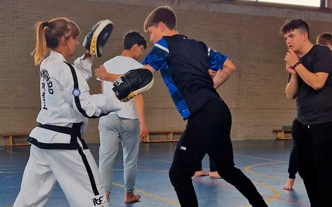Esther Altabás impartiendo una clase / Club Taekwondo Maestrazgo