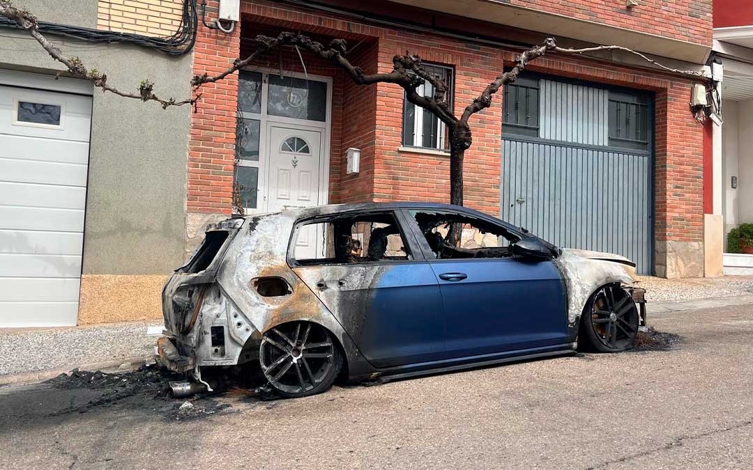 El coche continuaba este jueves en la vía pública./ María Ibáñez