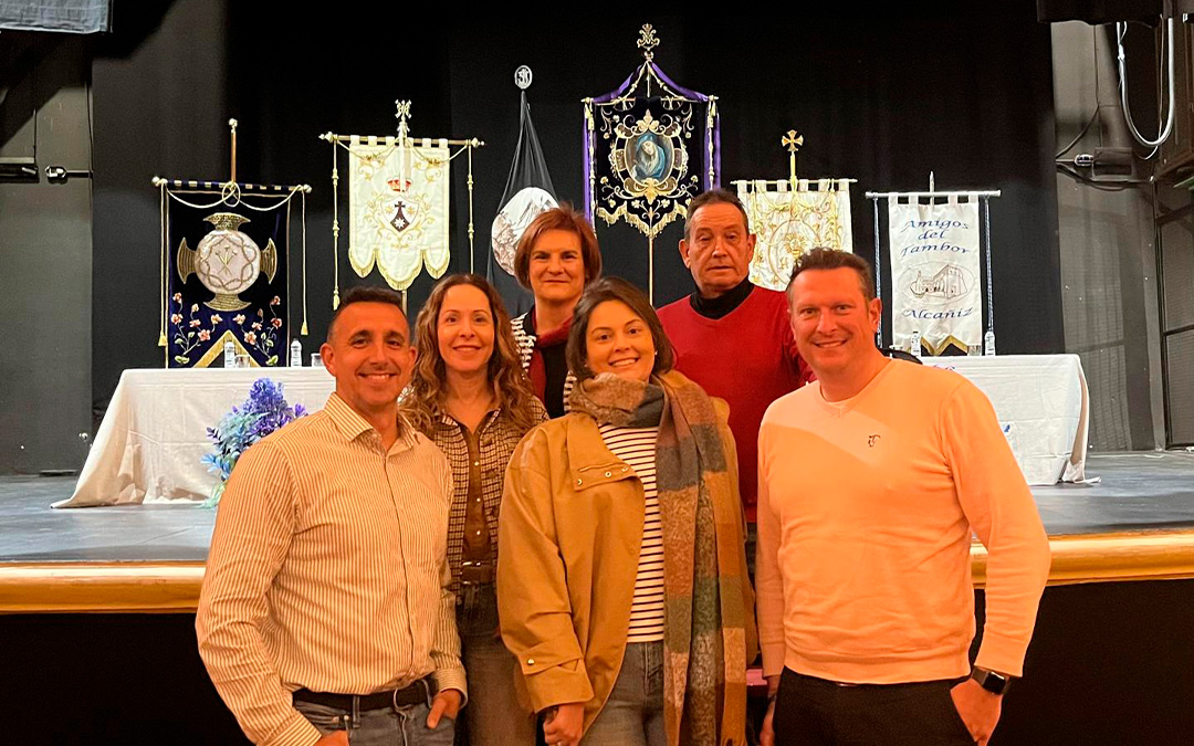 Los representantes de las cinco cofradías de Alcañiz en el teatro de la localidad. / L.O.