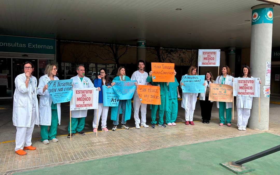 Concetración este lunes a las puertas del Hospital de Alcañiz. / M.M.R.