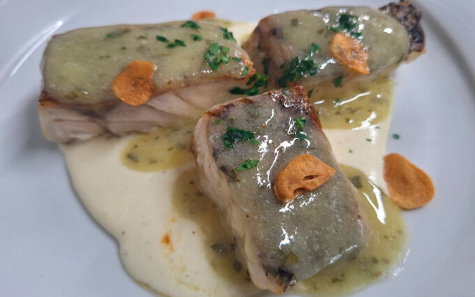 Corvina sobre crema de patata y orio ligado