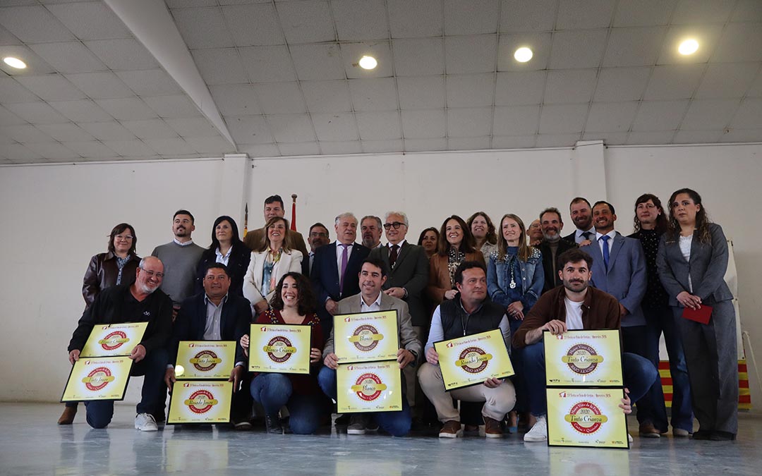 Foto de familia de los ganadores y las autoridades en la inauguración de la Feria del Vino, que cumple 25 años. / A.Z
