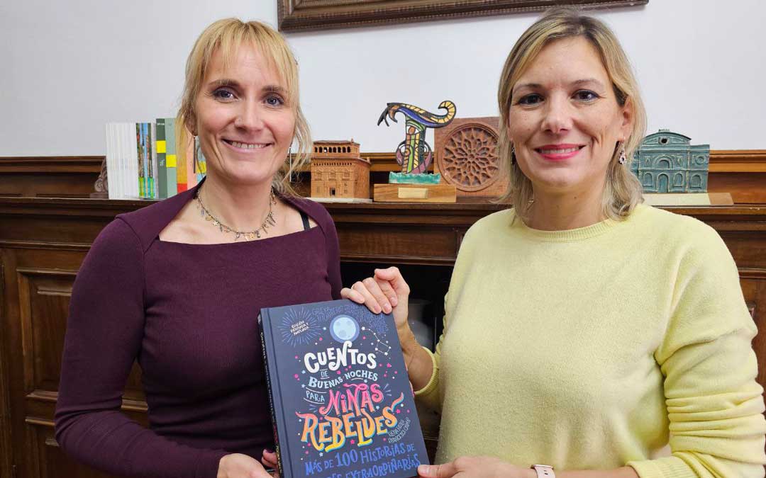 Entrega de los libros por parte del Servicio de Igualdad de la Diputación. / DPT