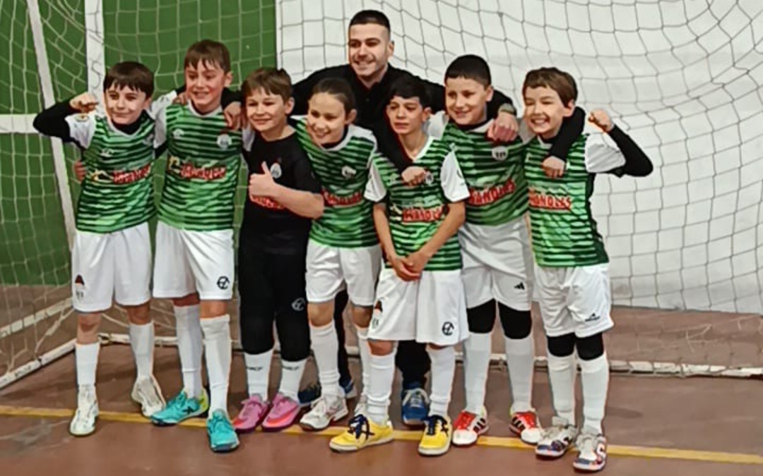 Los chicos del equipo fútbol sala benjamín de Valdealgorfa en la previa a un encuentro junto con su entrenador Javier Iranzo/E.A.