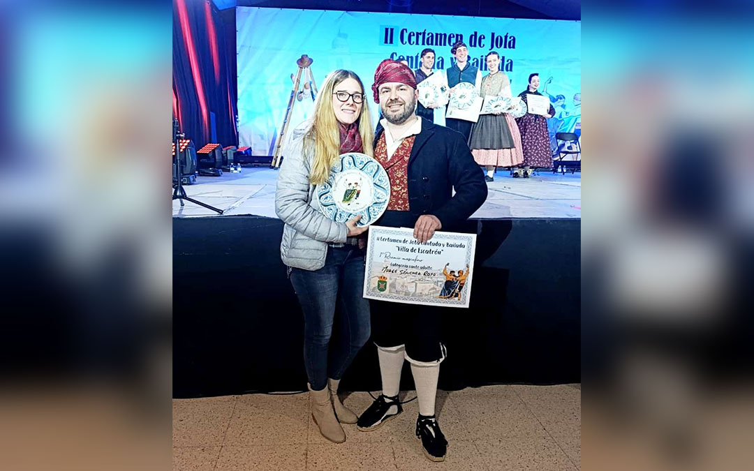 Jorge Sánchez estuvo arropado por su pareja y también jotera Isabel Rocatín en el concurso de Escatrón. / L.C.