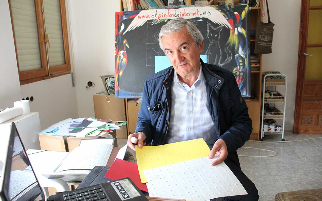 Miguel Estaña, esta semana con sus cartulinas de colores con las inciales grabadas en braille /B. Severino