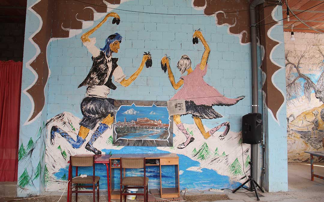Uno de los grandes murales con relieves en escayola / B.S.V.