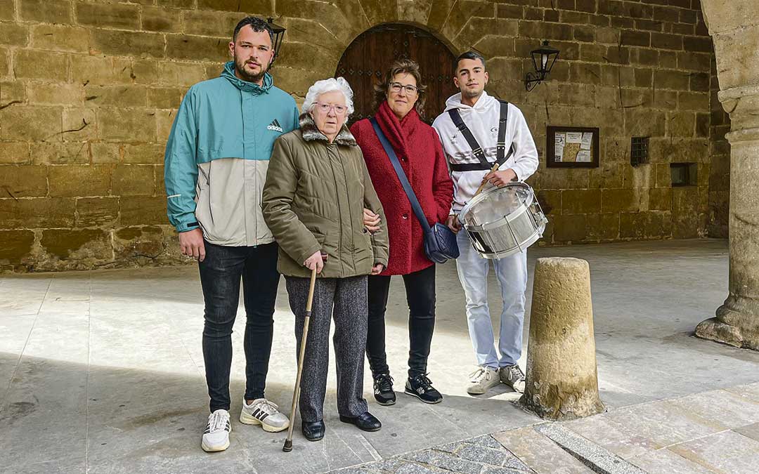 Eva Salvador, junto a su madre, Conchita Jasá, y sus dos hijos. A la izq. Andrés Cuella, portante del Nazareno; y a la derecha, Luis, tamborilero, hace unos días en la Lonja del Ayuntamiento de Calaceite / L. Castel