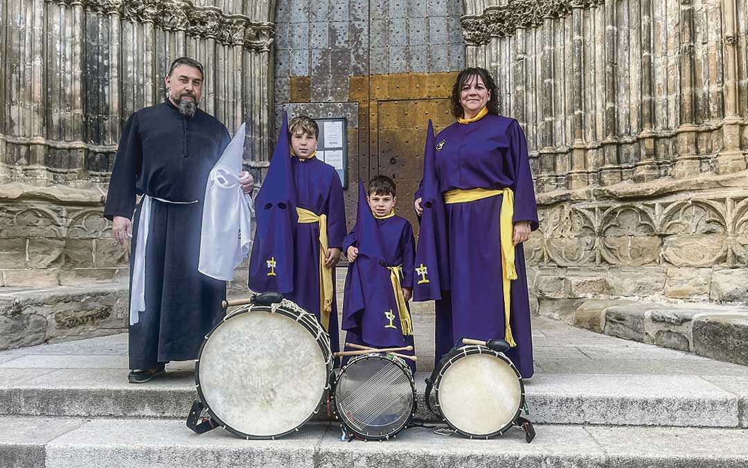 Gema Parra, miembro de la junta del Santo Entierro, quien procesiona todos los años junto a sus hijos, Arturo y Luis. A su lado, su marido, Juan Sorolla, portante de la Virgen hasta 2016 / L. Castel