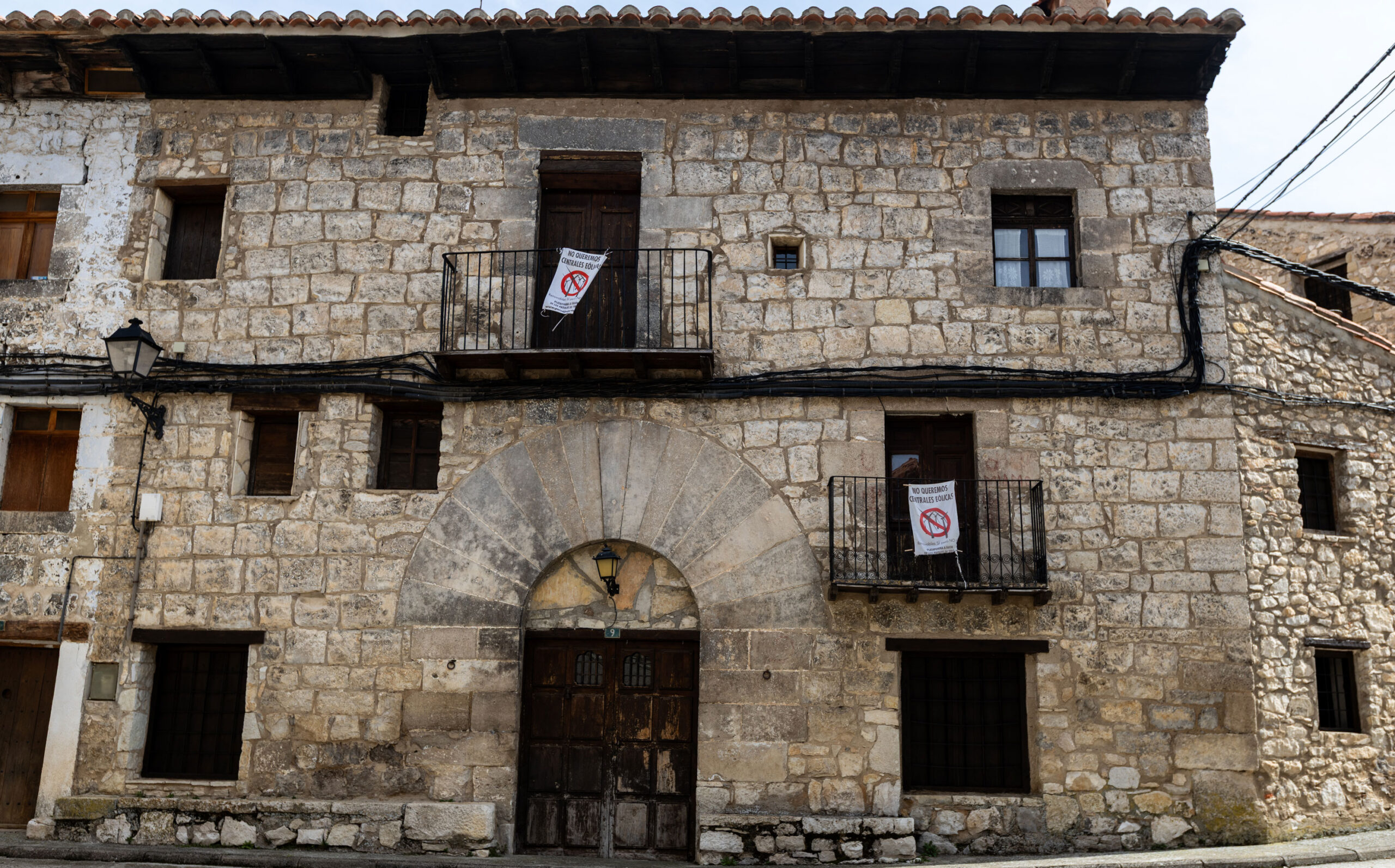Carteles en los balcones de Fortanete en contra del Clúster del Maestrazgo. / L. C.