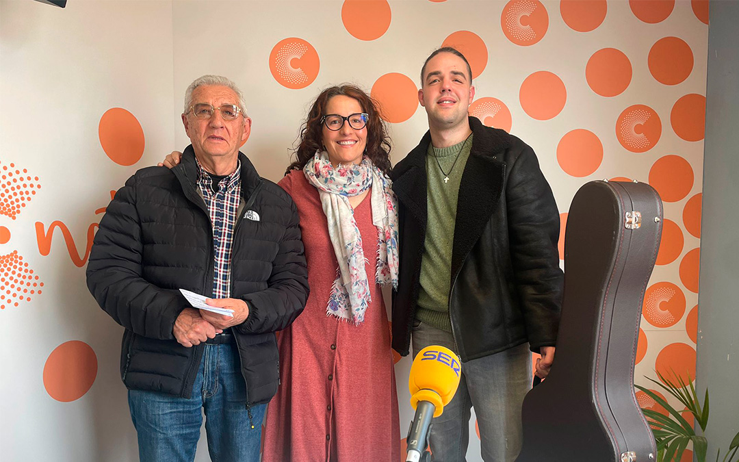 Nuria Estaún, profesora del conservatorio de Alcañiz; Fernando Navarro, responsable de la Fundación Quilez; y Stoyan Paskov, intérprete, en Radio La Comarca./ L.O