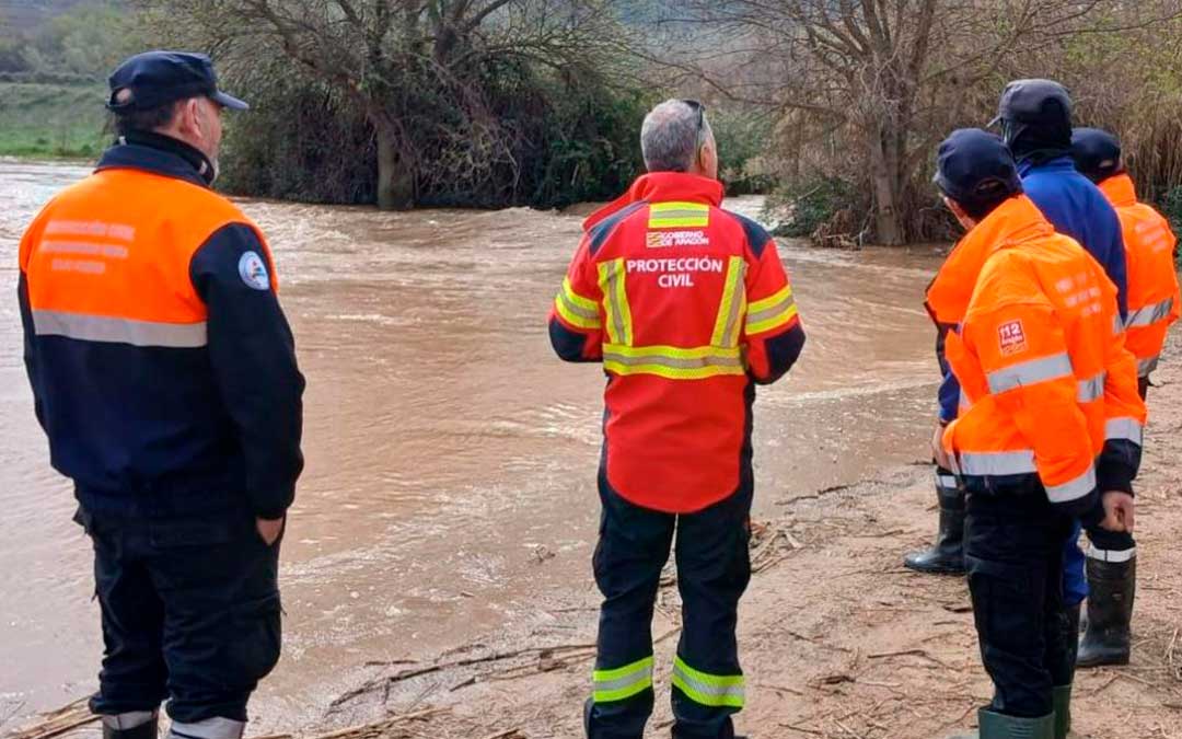 Voluntarios de Protección Civil vigilando el cauce del río./ DGA