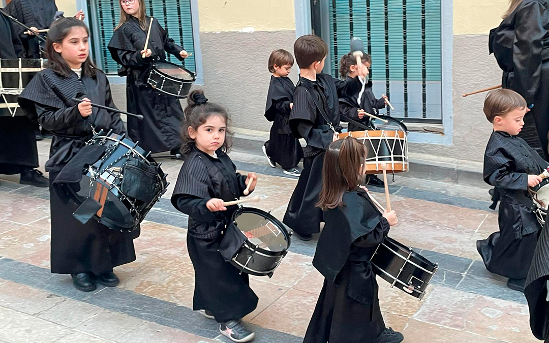 Las escuelas de tambor y bombo de los nueve pueblos de la ruta han desfilado en Híjar este sábado 21 de marzo. / La Comarca