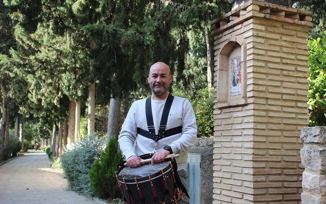 El presidente de la Ruta del TAmbor y Bombo, Fernando Galve, en uno de los andadores del Calvario de Híjar, sede de las jornadas de convivencia 2026. / B. Severino