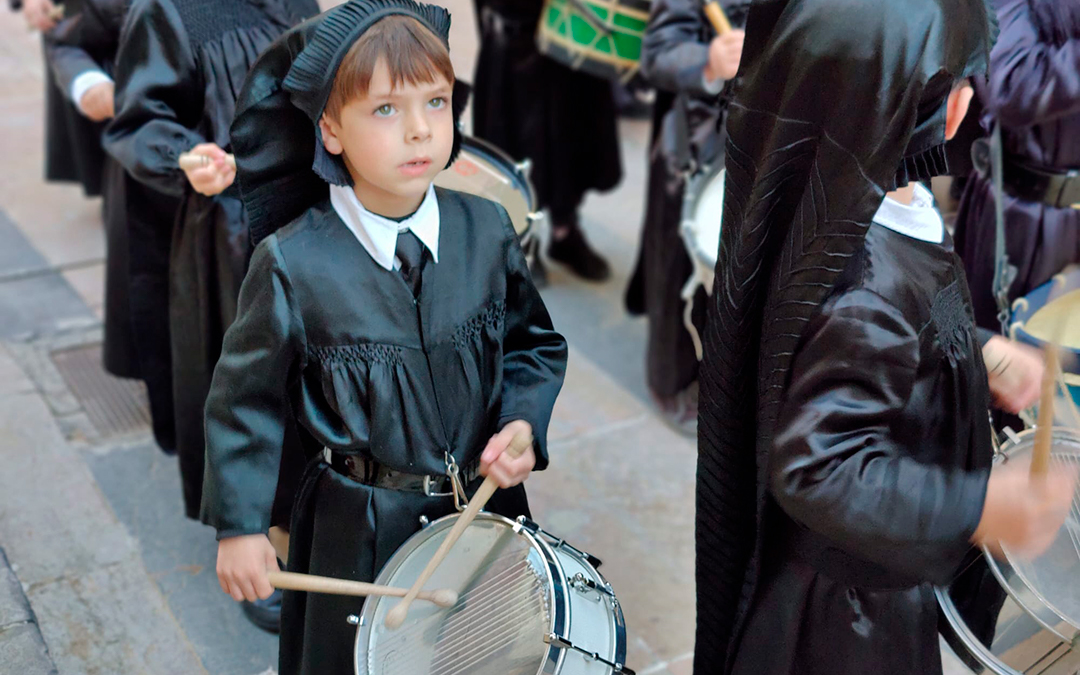 Un niño toca el tambor, este sábado en Híjar. / La Comarca